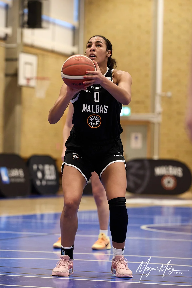 2026-03-01 Mykel Parham under Basketettan Dam-matchen mellan Malbas och Dolphins i Malmö.