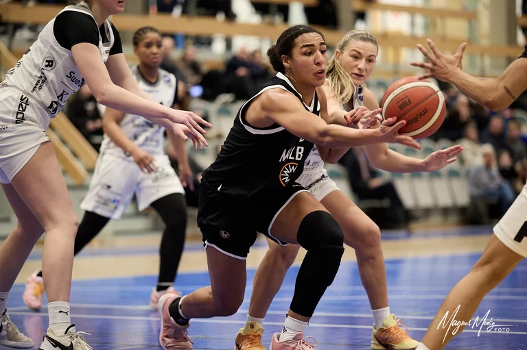 2026-03-01 Mykel Parham under Basketettan Dam-matchen mellan Malbas och Dolphins i Malmö.