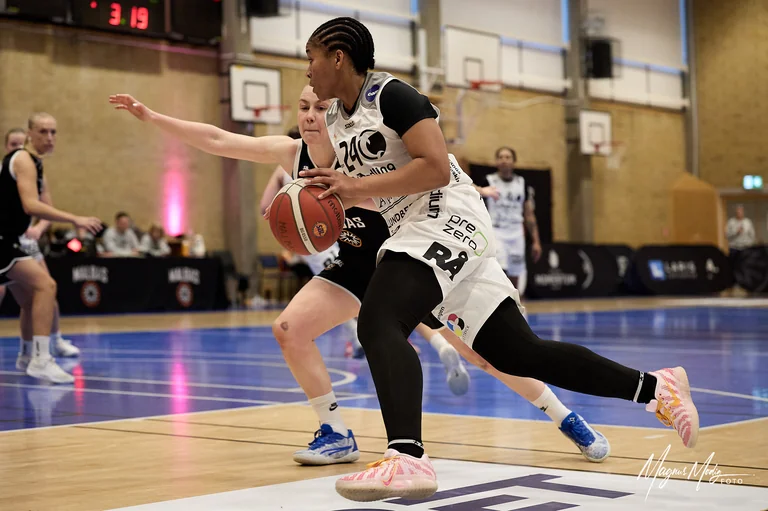 2026-03-01 Jasmyne Roberts under Basketettan Dam-matchen mellan Malbas och Dolphins i Malmö.