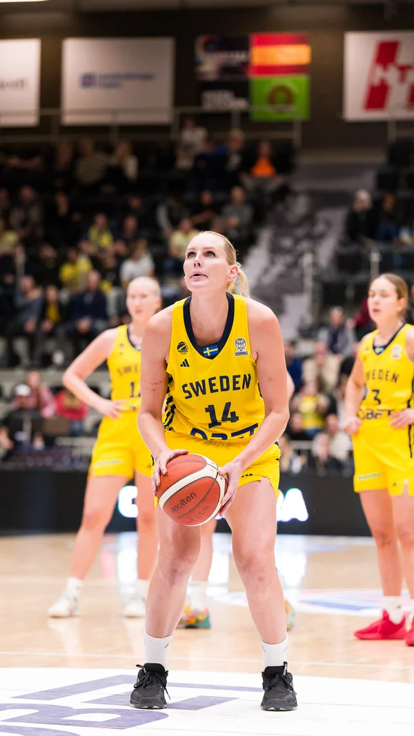 Louice Halvarsson, Center