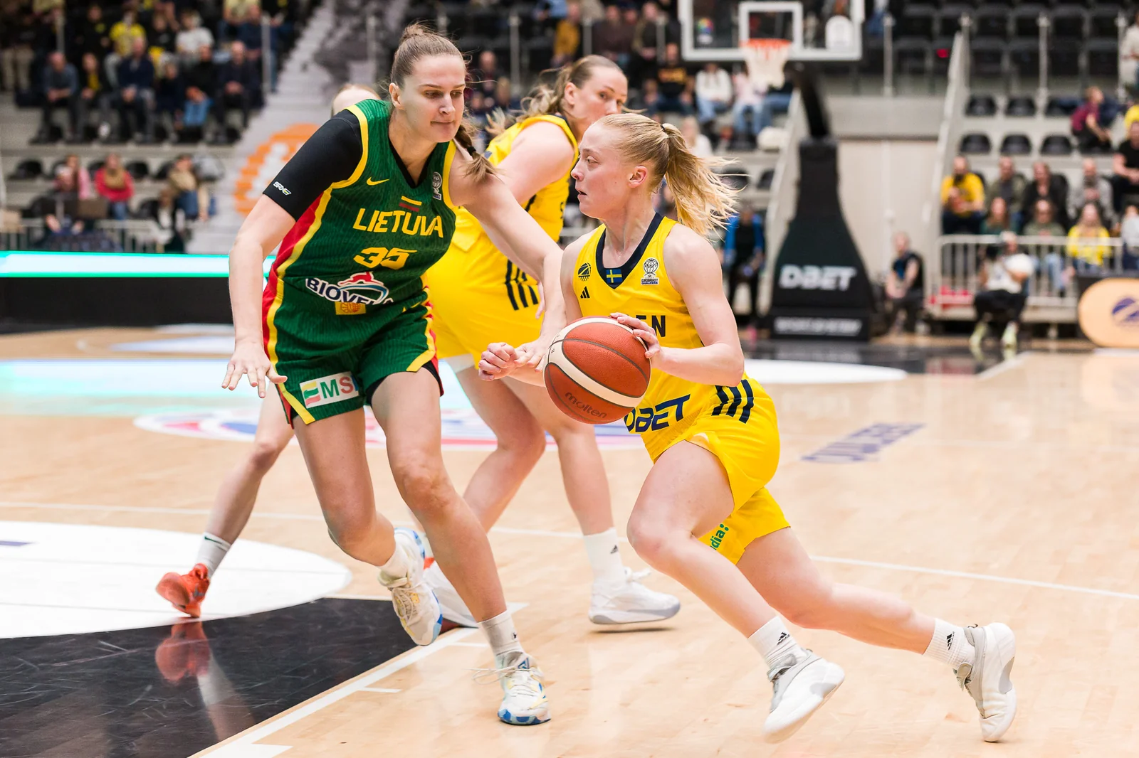 EM-kval basketbilder av Modigs Foto